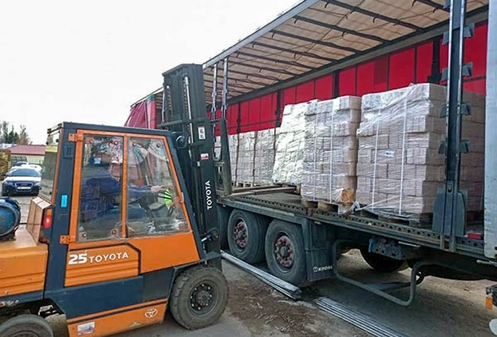 Rozładunek opału z samochodu dostawczego